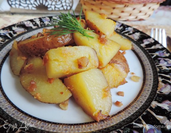 Картофель жарим на большом огне, периодически переворачивая лопаткой, чтоб он равномерно обжарился со всех сторон. Примерно минут через 10 от начала приготовления картофеля добавляем на сковороду пропущенный через пресс чеснок, солим по вкусу.
Жарим еще 5-10 минут, в зависимости от того, насколько зажаристую и румяную картошку вы хотите получить.