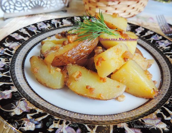 При подаче выкладываем на тарелку, посыпаем полученными шкварками. Подавать такую картошечку желательно с овощным салатом.