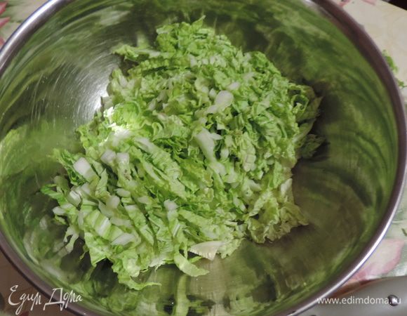 Пекинскую капусту шинкуем как можно мельче и тоньше.