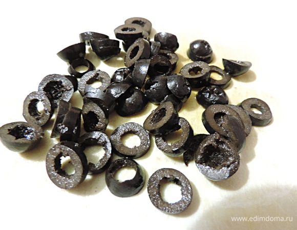 Вес маслин я даю приблизительный, я хотела написать полбанки, но банки с маслинами бывают разными. Смотрите по своему вкусу, мне в этом салате они очень нравятся.
Маслины нарезаем тонкими колечками.