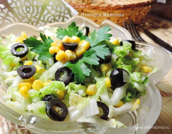 А дальше все настолько очевидно, что я даже забыла сфотографировать. Но думаю, что проблем с этим не возникнет:)
Лук (постарайтесь выбрать сладкий салатный) режем мелкими кубиками, зелень петрушки просто рвем руками.
Берем полбаночки кукурузы (разумеется без жидкости), кукурузу выбирайте сахарную.
Все смешиваем, солим по вкусу, по желанию можем заправить уксусом. Количество растительного масла тоже даю приблизительное, у меня было подсолнечное по желанию можете заменить его оливковым.
Все перемешиваем и салат готов.
