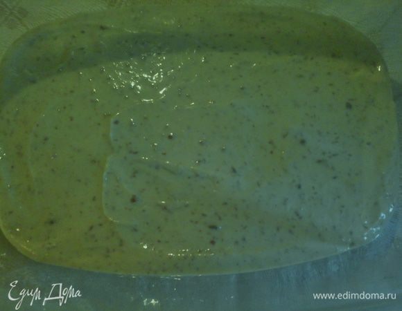 Положить крем в дуршлаг пластмассовый, чтобы извлечь мяту. Трем на крупной терке шоколад, добавляем пищевой краситель, перемешиваем, накрываем пленкой и ставим в морозильник на 1 ч. По истечении времени опять энергично перемешиваем и возвращаем в морозильник. И так повторить еще 4 раза с интервалом в 30 мин. Теперь переложим в посуду, которая предназначена для морозилки, выравниваем верх и отправляем для полного загустения.