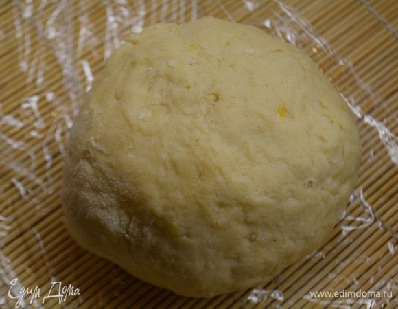 Постепенно добавить муку в несколько приемов. Муки может понадобится чуть больше или меньше. Сформировать шар, завернуть в пищевую пленку и убрать в холодильник на 1 час.