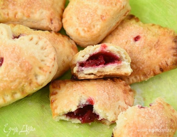 На этом фото видно как хорошо получились слои у теста. С вишневой начинкой и сливочным сыром очень вкусно.