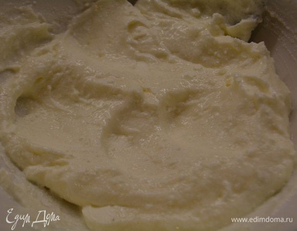 Готовим творожную начинку: смешать творог, белок, 2 ст.л сахара и ванилин. Перемешать.