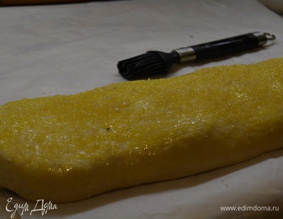 Перевернуть рулет швом вниз.
Яйцо слегка взбить и смазать поверхность рулета. Посыпать сахаром.
Запечь при Т 180 градусов 50 минут.