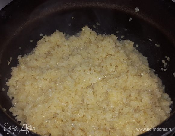 Отвариваем кускус как гречку (1 к одному) с солью и кусочком сливочного масла. Даем остыть.
