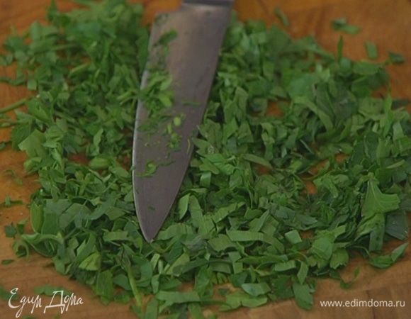 Кинзу и листья мяты мелко нарезать.