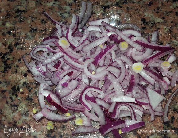 Лук режем тонко на четверть кольца, выкладываем в миску и выжимаем половину лимона.