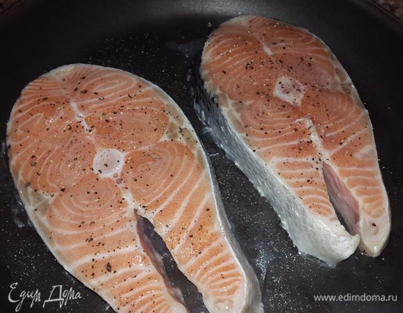 Стейки моем, обсушиваем и жарим с двух сторон на сухой сковороде с антипригарным покрытием на среднем огне до румяной корочки. Солим, перчим и сбрызгиваем лимонным соком с каждой стороны. 