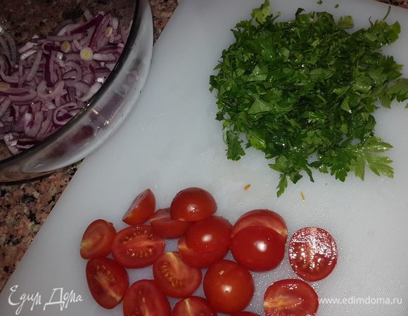Помидоры режем напополам, петрушку мелко рубим.