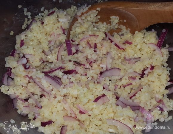 Смешиваем кускус с луком.