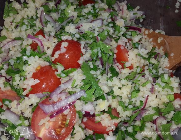 Затем добавляем петрушку и черри, солим, перчим и перемешиваем.