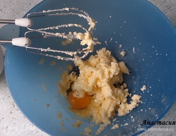 Масло размягченное смешать с сахаром и ванильным сахаром. По одному добавлять яйца, перемешивать. Влить 100 мл яичного ликера.