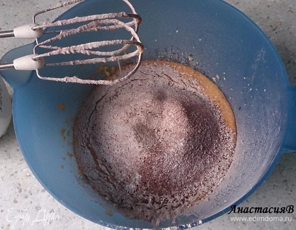 Перемешать муку, разрыхлитель и какао и просеять на тесто. 