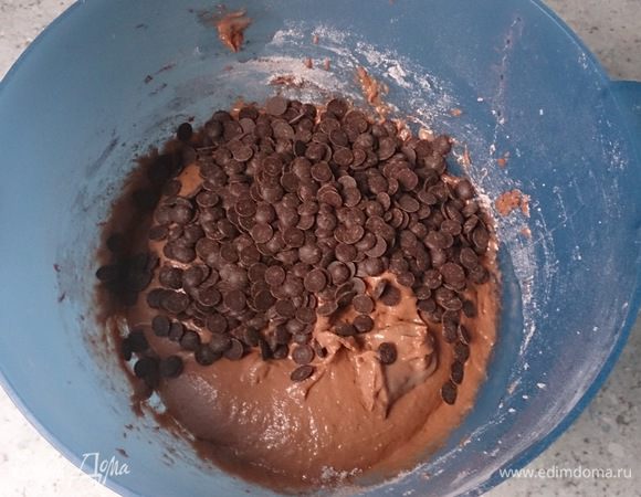 Перемешать все вместе с шоколадными каплями.
