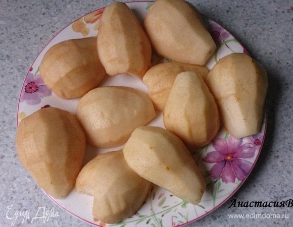 С груш снять кожуру, разрезать пополам и удалить сердцевину. Также при помощи вилки, надавливая на нее, сделать "борозды" - так красивее смотрится, мне кажется.