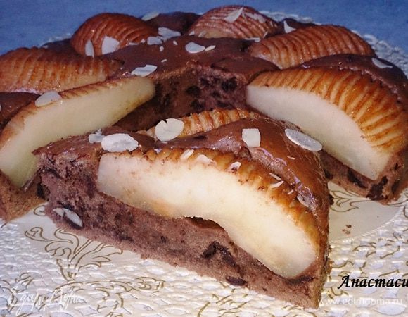 Разогреть абрикосовый конфитюр (варенье) и обмазать им пирог со всех сторон. Посыпать миндальными лепестками (их можно предварительно обжарить до золотисто-коричневого цвета на сковороде без масла). 
Приятного аппетита!