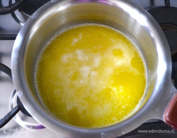 В кастрюлю налить воду, положить сливочное масло и щепотку соли. Довести до кипения и до полного растворения масла в воде.  