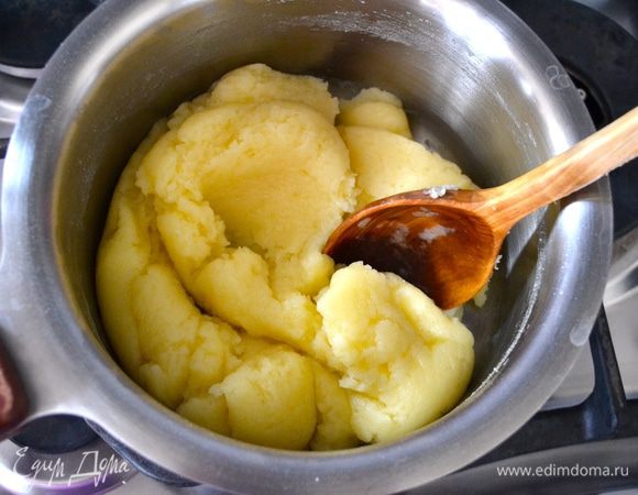 Подержать кастрюлю с мучной смесью еще пару минут на огне, постоянно помешивая, - тесто должно немного подсохнуть.