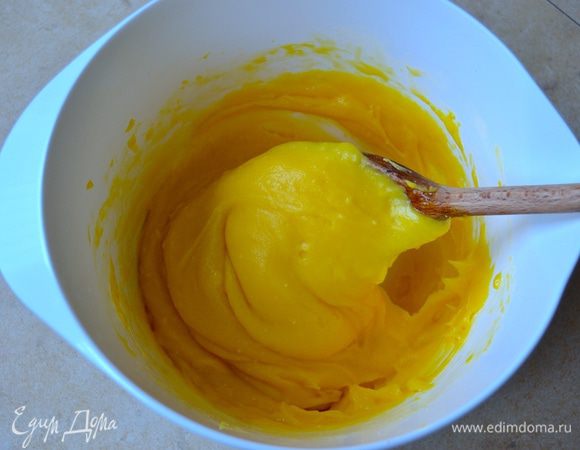 Снять кастрюлю с огня и переложить тесто в миску для более быстрого охлаждения. В остывшую мучную смесь ввести по одному яйца, каждый раз тщательно вмешивая каждое яйцо в тесто. После третьего яйца следить за консистенцией теста. Вам может понадобиться от 4 до 5 яиц (зависит от размера яиц и от муки, соответственно). Тесто должно получиться такой консистенции как на фото. В конце добавить натертый на мелкой терке сыр пармезан. Тесто готово.