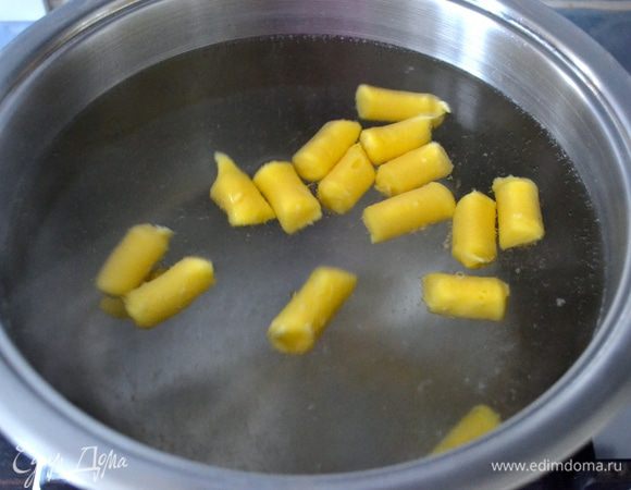 Готовим ньоки небольшими порциями. Как только он всплывут на поверхность (на это потребуются считанные секунды) ...