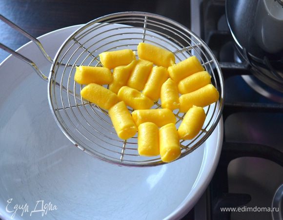 ... вынимаем их шумовкой и выкладываем в стоящую рядом миску с холодной водой.