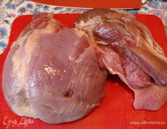 Бедро индейки очистить от пленочек и жилок.