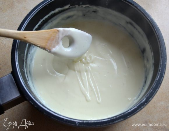 Приготовим соус бешамель. Для этого в кастрюльке распустить сливочное масло, добавить муку и перемешать, чтобы не было комочков. Влить постепенно теплое молоко, каждый раз тщательно размешивая. Варить соус пару минут на несильном огне, пока соус не загустеет! Он должен получиться нежной и шелковистой консистенции. Посолить и поперчить по вкусу. Снять с огня и добавить мускатный орех.