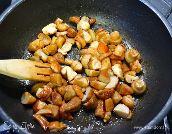 Одновременно подготовить грибы. Очистить их и нарезать кубиками. Обжарить грибы на сковороде с оливковым маслом и зубчиком чеснока "в рубашке" (неочищенным). В процессе обжаривания добавить веточку тимьяна, посолить и поперчить по вкусу. Как только грибы будут готовы, удалить чеснок и тимьян.