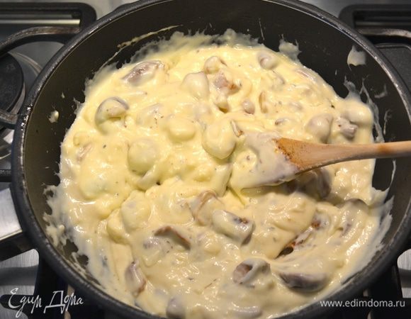 Добавить к грибам соус бешамель и перемешать.