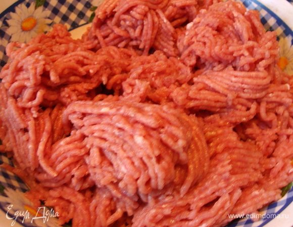 Дважды пропустить через мясорубку, я использовала среднюю и самую мелкую насадки, чтобы фарш получился как можно мельче.
Фарш посолить.