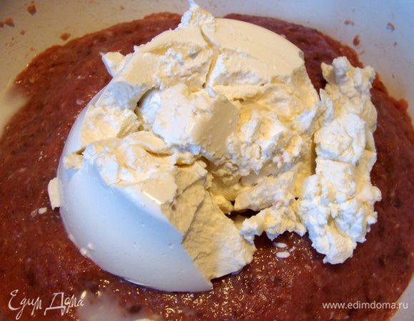 Перемешать все очень хорошо, добавить сливки и опять перемешать.