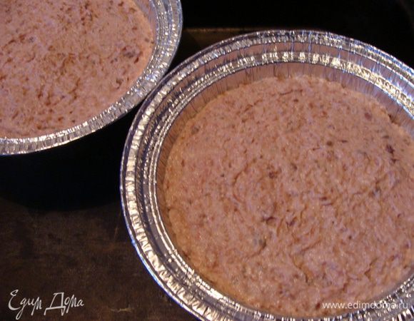 Выложить в одноразовые формы.
Формы поставить на противень в который налить воду.
Запекать 30-35 минут при 200*