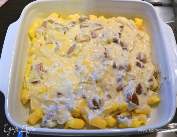 Огнеупорную форму для выпечки слегка смазать небольшим количеством соуса. Распределить наши ньокки на небольшом расстоянии друг от друга. Сверху выложить соус бешамель. 