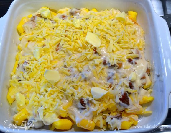 Посыпать тертым сыром Эмменталь. Выложить сверху несколько маленьких кусочков сливочного масла. Поставить в разогретую до 220°C духовку на средний уровень минут на 20-25 до появления золотистой корочки. Следить по своей духовке!