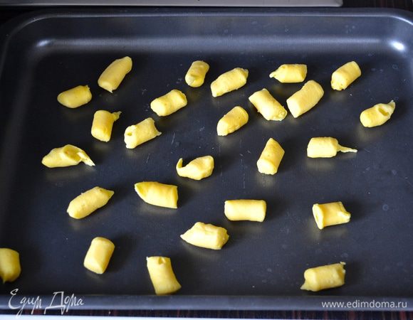 Хочу еще поделиться, к чему я пришла "опытным путем"! ;) Во-первых, приготовленные до 8-го шага ньокки, можно сложить в широкий герметически закрывающийся контейнер и убрать их в холодильник до следующего дня! А затем по необходимости просто приготовить соус бешамель с грибами и приготовить суфле к желаемому моменту! Ньокки также замечательно поднимутся и раздуются! А еще из оставшихся ньокков (у меня осталось немного неиспользованными) можно приготовить замечательные мини-эклеры, которые можно потом добавить в бульон - очень вкусно! Просто выложить ньокки на противень на небольшом расстоянии друг от друга. 