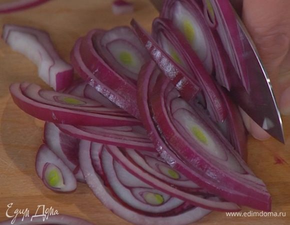 Красный лук почистить и нарезать тонкими полукольцами.