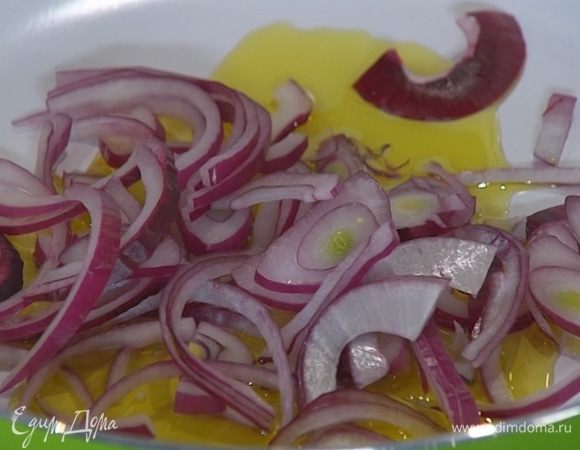 Разогреть в сковороде 2 ст. ложки оливкового масла и обжарить лук.