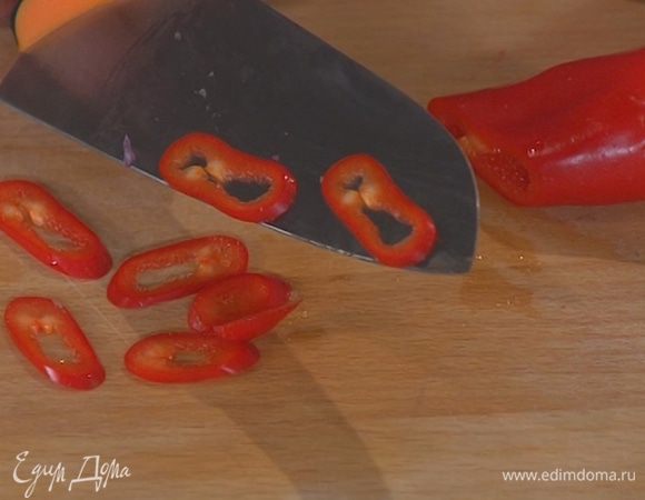 Свежий перец чили порезать тонкими кольцами и добавить в сковороду.