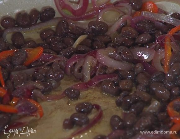 Выложить к овощам фасоль, все перемешать и прогреть.