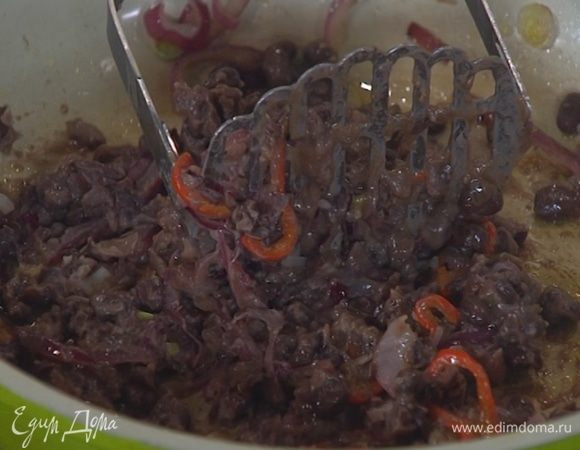 Снять сковороду с огня, слегка раздавить фасоль толкушкой, влить 1 ч. ложку оливкового масла, посолить, поперчить, добавить молотый перец чили и все перемешать.