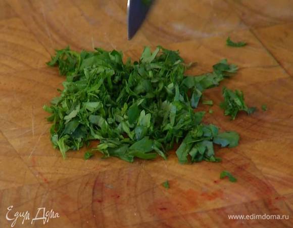 Листья кинзы мелко порубить.