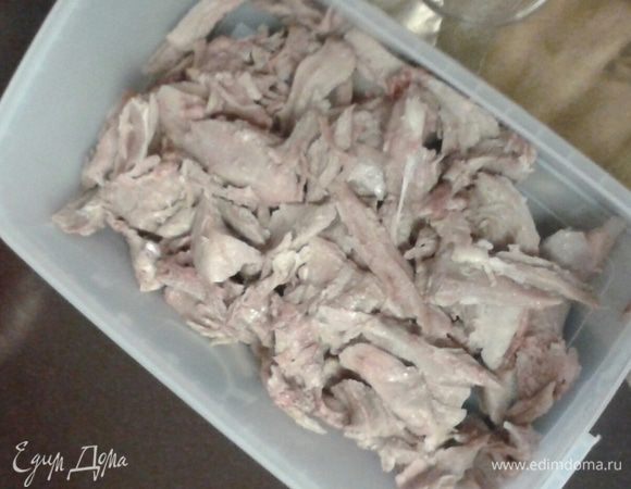 Мясо берем отварное, у меня голень индейки, но может быть говядина, свинина и т.п. 