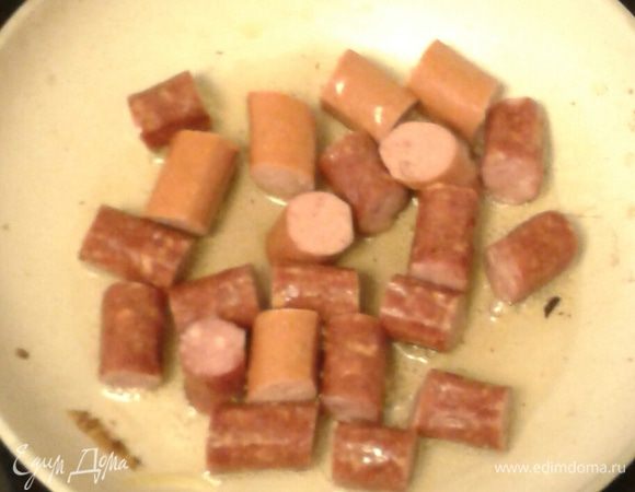 Колбаски охотничьи режим на колечки примерно 2-3 см, затем обжариваем на растительном масле.
