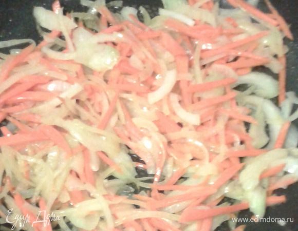 Коренья обжарить на растительном масле до прозрачности.