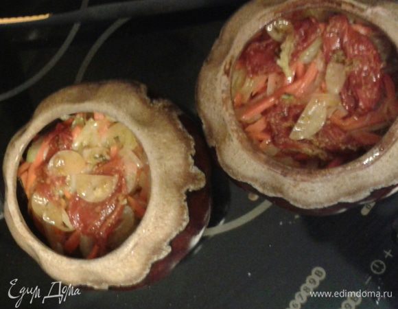 На этом этапе можно посолить, поперчить, добавить паприку и сухие специи, далее нарезанный дольками помидор.
