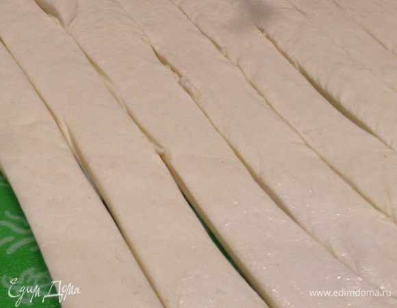 Тесто разрезать на полоски толщиной 1-1.5 см.
Достать масло из холодильника (82,5%)!
