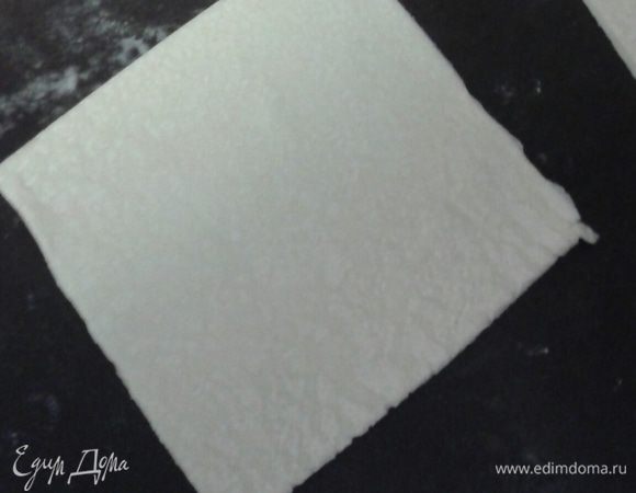 Из слоеного теста вырезаем крышечку.