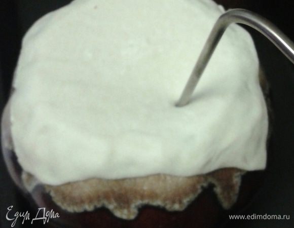 Затем отправляем в духовку разогретую до 210 градусов. Как только жидкость закипит, (т.е. градусник покажет 100 градусов) убираем температуру до 180 градусов и оставляем горшочки в духовке не более чем на 10 минут. Все продукты у нас готовы им только нужно между собой «пожениться».  Остывать такой горшочек будет долго, так что наберитесь терпения и готовьте заранее! Приятного аппетита!